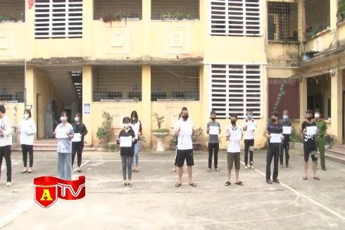 Bắt giữ nhóm quái xế tuổi "teen" đua xe máy, gây rối trật tự công cộng trong "mùa" dịch Covid-19