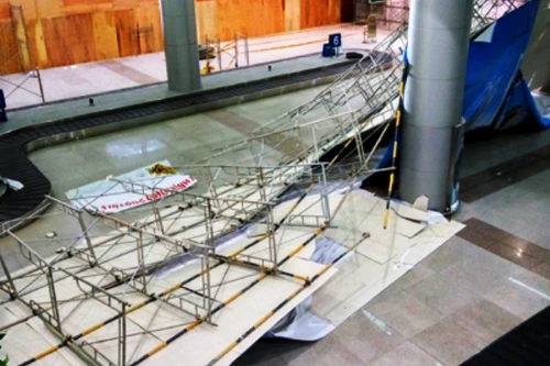 Sập giàn giáo bên trong nhà ga quốc tế Tân Sơn Nhất