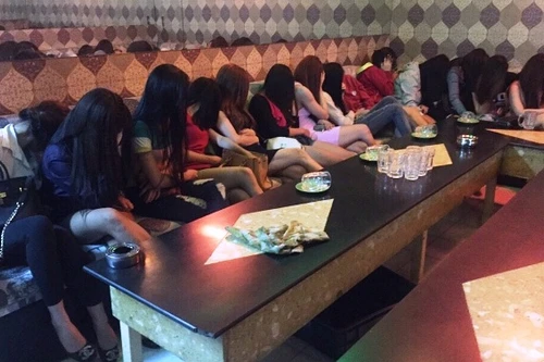 Nhà hàng karaoke không phép, có 5 chân dài tiếp viên dương tính với ma túy