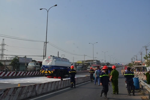 Ứng cứu xe bồn bị tai nạn, xăng chảy tràn trên đường
