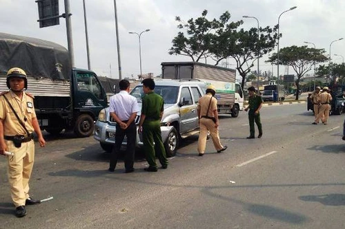 30 mô tô cảnh sát truy đuổi người đàn ông nghi "ngáo đá" lái ôtô náo loạn thành phố