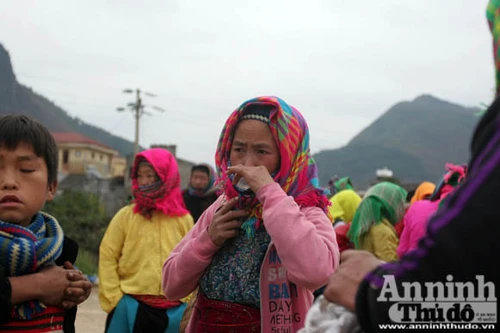 Xuống chợ thử váy, mang xuân về bản