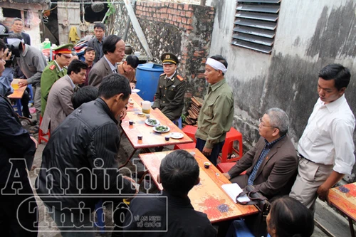 Đại tang phủ trắng triền đê sông Đáy