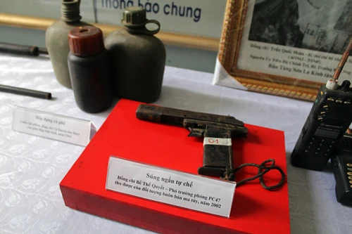 Cận cảnh chiếc xe cảnh sát bị tên trùm ma túy găm nhiều phát đạn