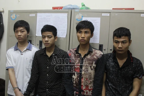 Cận mặt nhóm côn đồ làng, chỉ thích...chém nhau