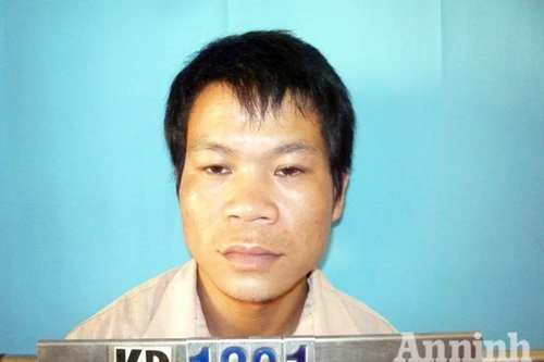 Hiếp dâm xong… lăn ra ngủ quên dưới gầm giường