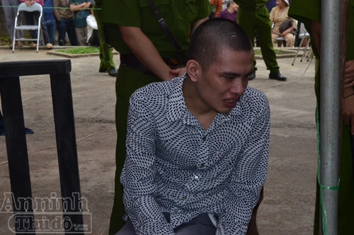 Hành khách đi trên xe taxi mang 2 bánh heroin