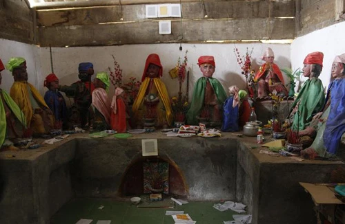 Mục sở thị những pho tượng tay cầm quả anh túc