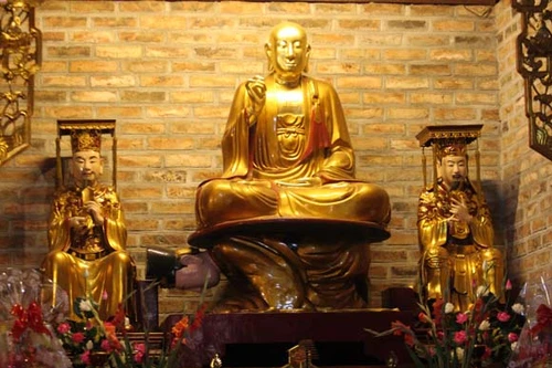 Bí ẩn về pho tượng đôi "một quỳ sấp - một ngồi"