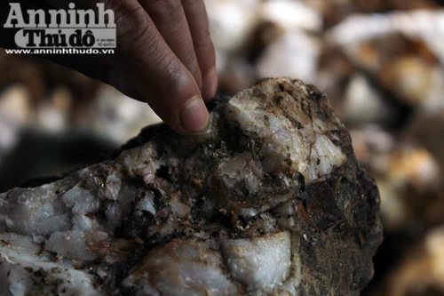 Đổ xô đi đào đá nghiền đãi sau khi có người nhặt được cả cục vàng