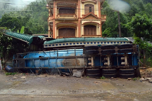 Xe đầu kéo lao thẳng vào nhà dân