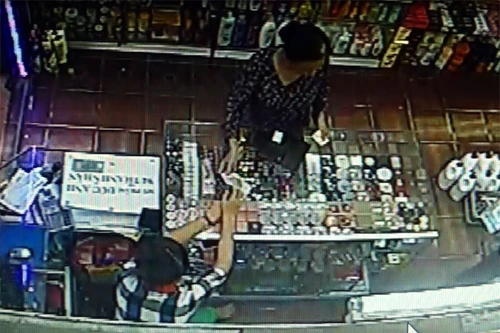 Chiêu trò “thôi miên” trộm cắp tiền của người đàn bà vờ mua hàng