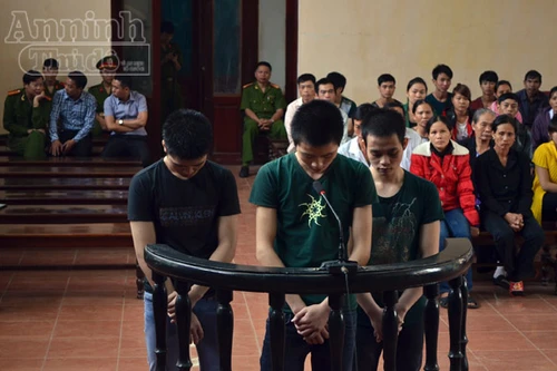  Bé gái bị ba thanh niên giữ chân tay hãm hiếp 2 lần trong một ngày