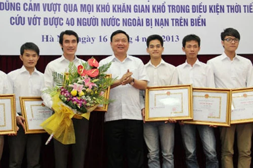 26 thuyền viên cứu 40 người Myanma bị nạn được tặng Bằng khen