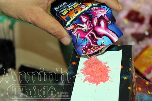 “Đột nhập” kho chứa nhiều hàng hoá độc hại