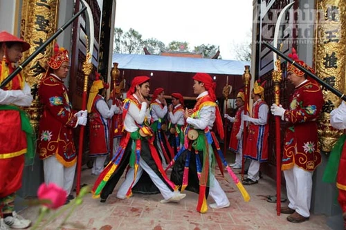 Đặc sắc hội làng có trai giả gái, múa "đĩ đánh bồng"