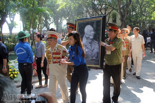 Lặng lẽ sắc áo xanh trong dòng người thành kính viếng Đại tướng