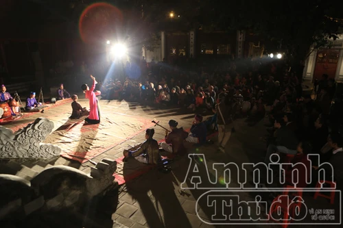 “Tiếng vọng ngàn năm” trên chiếu chèo ở đình Kim Liên