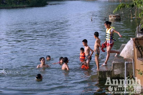 "Bể bơi khủng" giữa làng