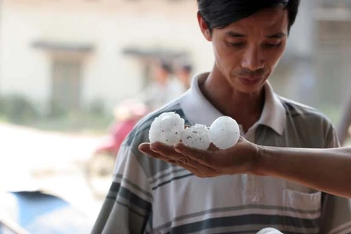 Tận mắt chứng kiến “thủ phạm” xuyên thủng hàng nghìn mái nhà