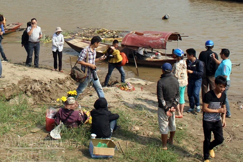 Đang tìm xác, một phụ nữ bật khóc bất thường và gọi chồng nạn nhân Huyền là...chồng