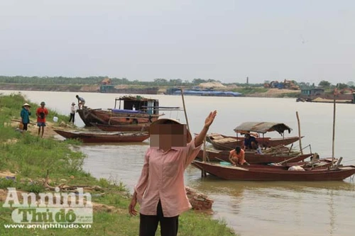 Chòng chành thuyền múc "nước thiêng" ngã 3 sông Bạch Hạc (1)