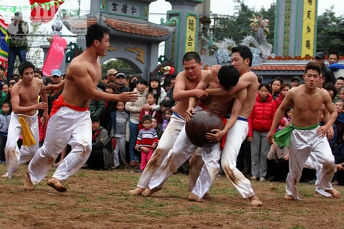 Trai tráng ở trần đua sức vóc với trái cầu sơn son