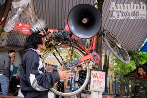 Đáng thương gia đình xứ Mường diễn xiếc kiếm sống