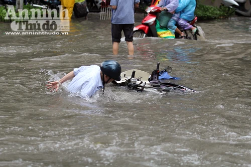 Ô tô cầu cứu sức người, xe máy lăn ngã giữa "phố nước"