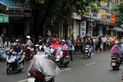 Chuyện “lạ” ở phố Thụy Khuê: Xếp hàng dài trong mưa chờ mua bánh