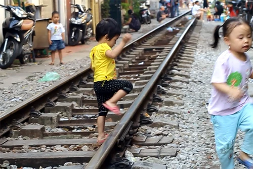 Trên cung đường xe lửa luôn có những đứa trẻ "chắn" ngang