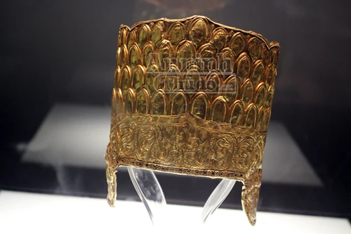 Chiêm ngưỡng 2 chiếc mũ bằng vàng, làm thủ công cực tinh xảo