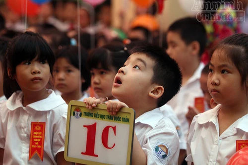 Trẻ ngộ nghĩnh trong ngày khai trường