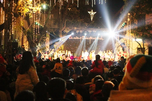 Đêm Noel ấm áp tràn ngập đường phố
