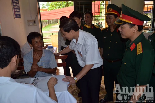 Bà con vùng bệnh “tê tê say say” được khám bệnh cấp thuốc miễn phí