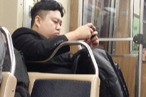 Hốt hoảng gặp "bản sao" Chủ tịch Triều Tiên Kim Jong- un đi tàu điện ngầm ở Chicago