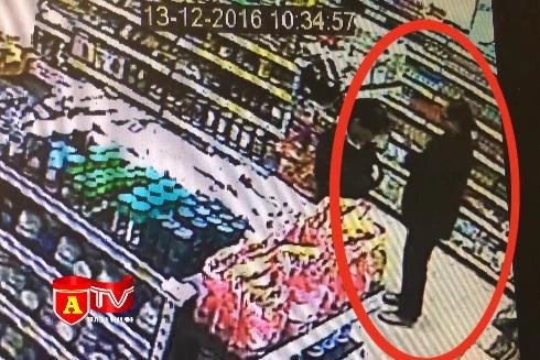 Xem các nữ quái qua mặt camera an ninh để "cuỗm" hàng tại siêu thị 