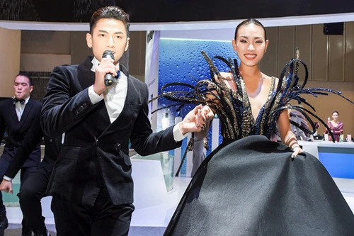 Siêu mẫu Diệu Huyền nổi bật bên ca sỹ Isacc tại sự kiện