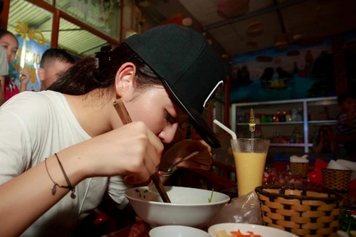 Ăn vội bát mỳ tôm, Á hậu Huyền My hối hả đi từ thiện ở miền Trung