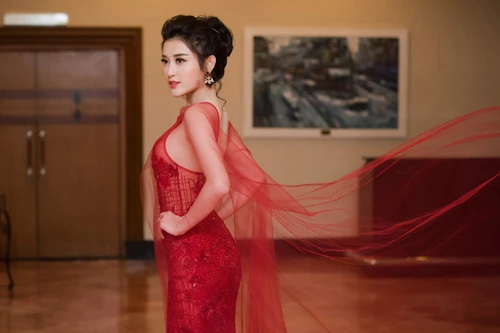 Á hậu Huyền My táo bạo với phong cách xuyên thấu