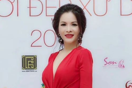 Hoa hậu Lê Thanh Thúy "đốn tim" với đầm dạ hội quyến rũ