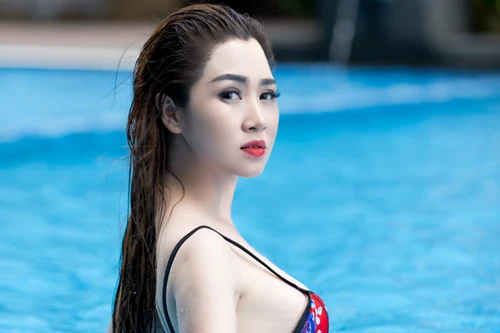 "Bỏng mắt" với "thân hình vệ nữ" của ca sĩ Ngọc Trân Anh