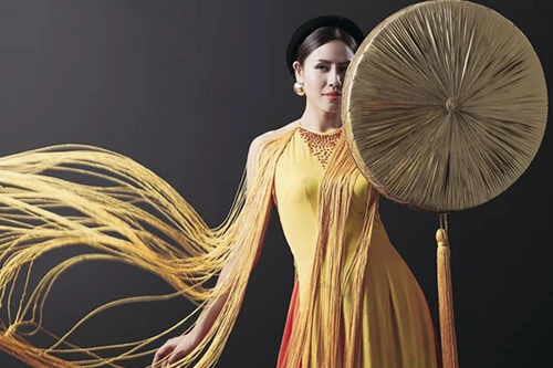 Cận cảnh bộ áo tứ thân Nguyễn Thị Loan trình diễn tại cuộc thi Hoa hậu Hòa bình quốc tế