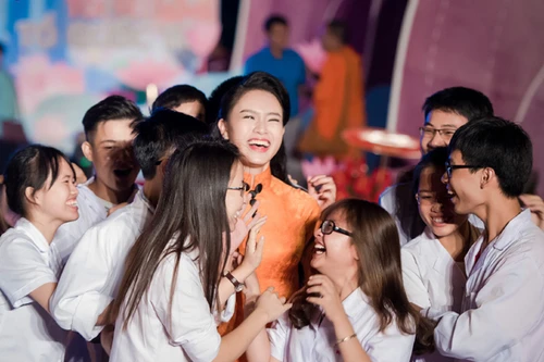 Diện áo dài lạ mắt, "người đẹp truyền thông" Ngọc Vân bị vây kín ở sự kiện