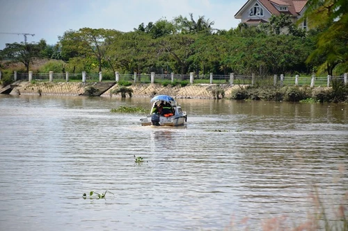 Tìm thấy thi thể bé gái rơi xuống sông cùng mẹ