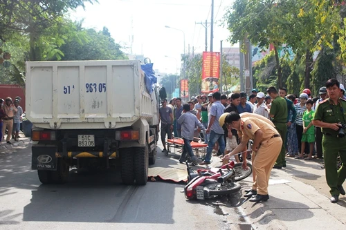 Người đàn ông chạy "xe ôm" bị xe ben cán tử vong