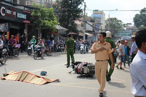 Va chạm với xe tải, người đàn ông tử vong thương tâm