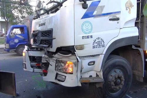 Va chạm liên hoàn 3 ô tô, quốc lộ 1 kẹt cứng