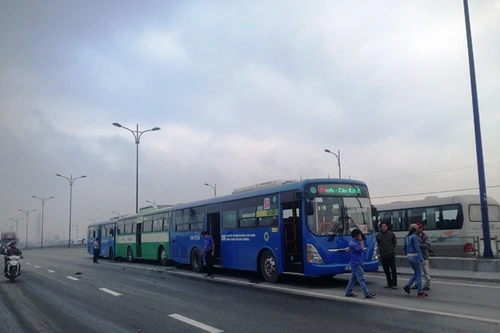 3 xe buýt "dồn toa" trên cầu, hàng trăm hành khách hoảng loạn