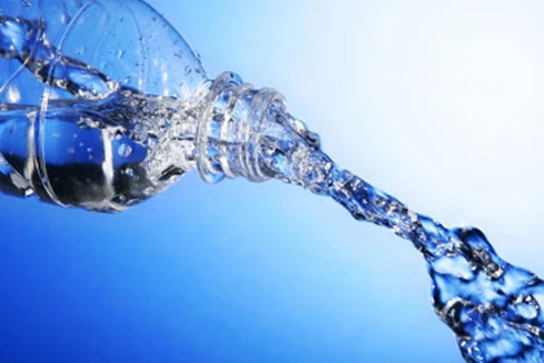 Lý do không nên uống nước đóng chai